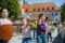 DJH-Bayern Kinder spielen mit Schildern und Holz-Schwertern